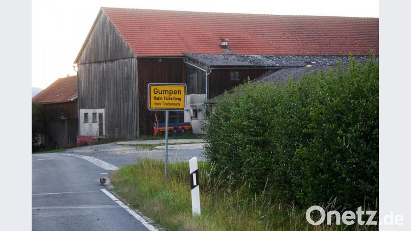 Das Ortsschild von Gumpen steht nah am Ortsrand. CSU-Marktrat Hans Enslein vertritt die Meinung, dass ein Umsetzen nach Osten für deutlich mehr Sicherheit im Dorf sorgen würde. Bild: wro