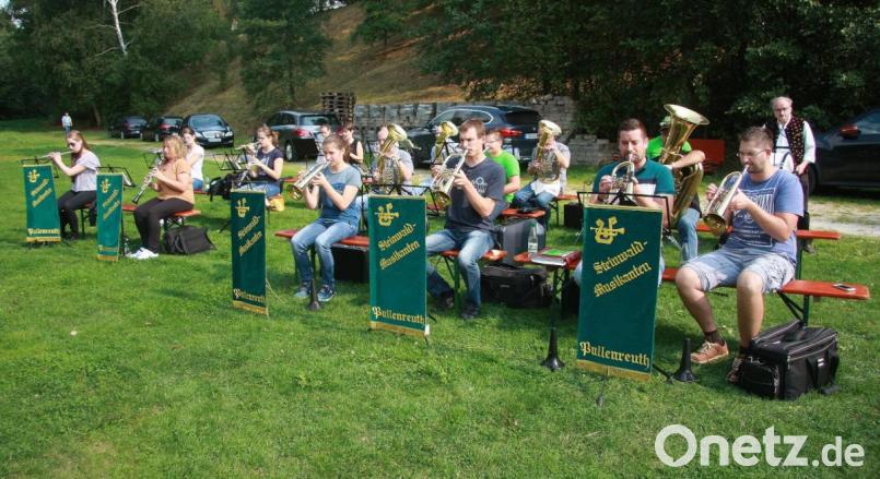 Musikalisch umrahmt wurde der Treff in der „Grünen Mitte“ von den Steinwaldmusikanten aus Pullenreuth. Bild: wro