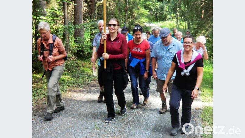 Ein Foto von der Wallfahrt 2019: Der erste von drei größeren Bergen wird angepackt. Mit 37 Gläubigen war die Teilnahme im letzten Jahr sehr groß. Zur Wallfahrt am kommenden Samstag wird herzlich eingeladen. Archivbild: ld