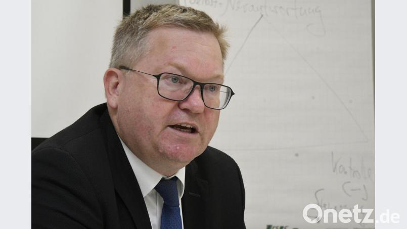 Oberbürgermeister Michael Cerny ist sauer. Der Grund sind Vorwürfe, die Stadt Amberg sei auf dem rechten Auge blind. Bild: Petra Hartl