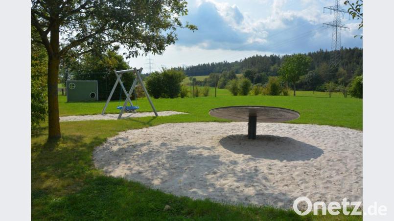 Durch den Kauf verschiedener Spielgeräte wird der Kinderspielplatz in Rosenbühl erheblich aufgewertet. Die Geräte werden heuer noch bestellt, aufgestellt werden sie wohl erst im kommenden Jahr. Bild: jr