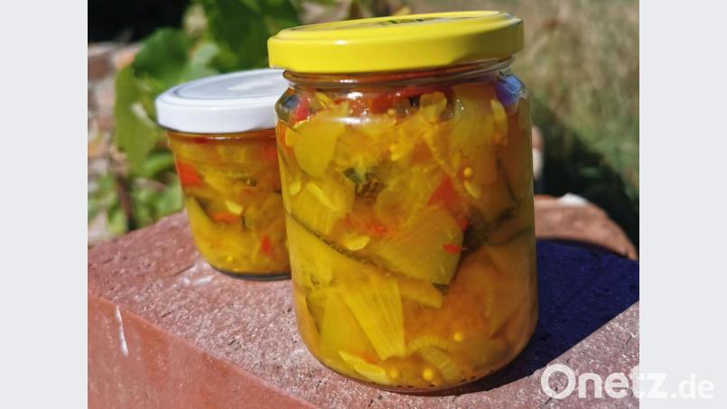 Hervorragend zu Gegrilltem, Fondue oder zur Brotzeit: eingelegte Kurkuma-Zucchini. Bild:  Heike Heindl