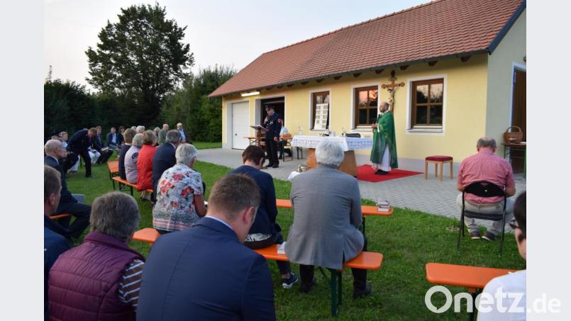 Pfarrer Hans Spitzhirn erteilte dem neuen Einsatzfahrzeug der Feuerwehr Hohentreswitz den kirchlichen Segen. Bild: bnr