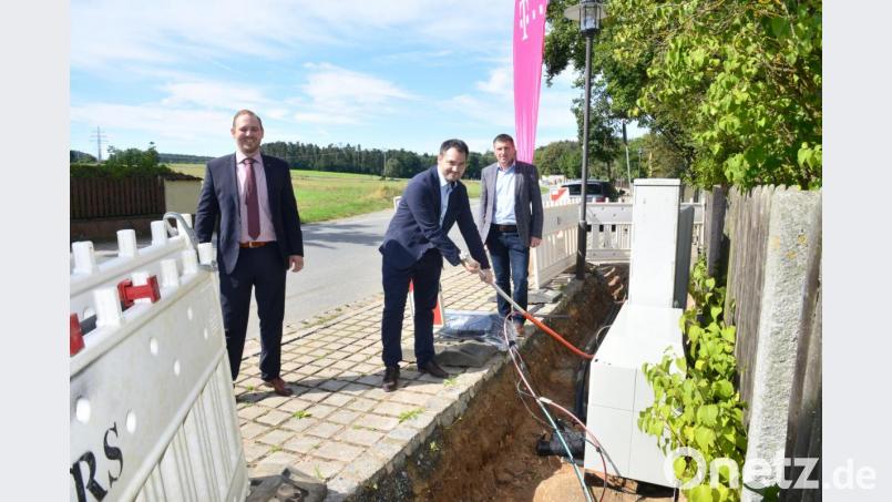 Enrico Delfino, Telekom, Bürgermeister Sebastian Hartl und Josef Markl, Telekom, freuen sich über zügigen Ausbau des Breitbandnetzes in Luhe-Wildenau und direkt vor Ort in Oberwildenau. Bild: bey