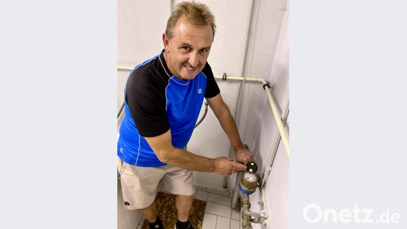 Die Gemeinde Krummennaab erhält bald Funkwasseruhren. Hier ist Bauhofleiter Volkmar Sirtl bei der Kontrolle einer Wasseruhr. Bild: ner