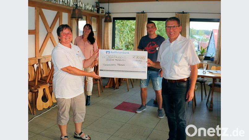 Auch für Bürgermeister Oskar Schuster (rechts) war es eine große Überraschung. 10.000 Euro übergaben die Mitglieder des Vorstands des Fördervereins Freibad (von links) Lisa Rauh, Patricia Henze und Julian Fleischmann zur Planung für Sanierung und Umbau des Friedenfelser Freibades. Bild: bsc