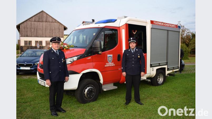 Über ein neues Feuerwehrauto TSF W freuen sich Vorstand Karl Zenger (links) und Kommandant Tobias Schönberger (rechts). Damit wurde eine weitere Lücke im Brandschutz geschlossen. Bild: bnr