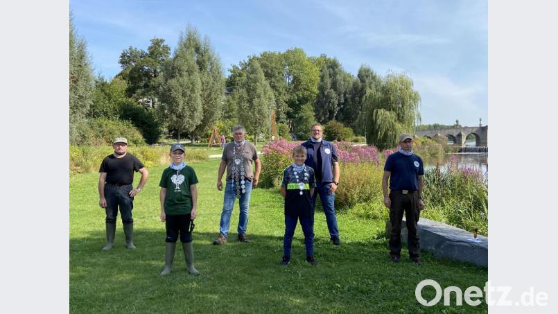 Fischerkönig 2020 wurde Engelbert Reber (Dritter von links). Vorsitzender André Röckl (Vierter von links) gratulierte außerdem den erfolgreichen Teilnehmern (von links) Robert Trissl , Jannik Walenta, Samuel Haidl und Anton Eckstein. Bild: André Röckl/exb