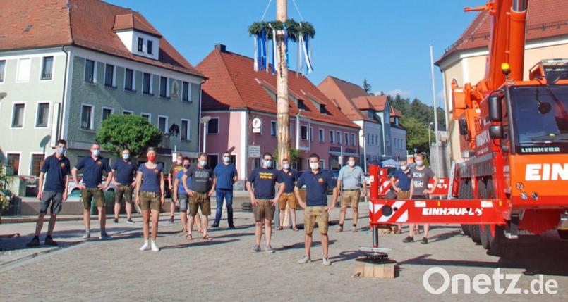 &quot;Wernberg feiert Kirchweih&quot;, aufgrund von Covid-19 aber anders als gewohnt. Nicht mit Muskelkraft, so wie in den vergangenen Jahren, sondern mit Hilfe eines Krans wurde deshalb heuer der Kirwabaum aufgestellt. Bild: wee