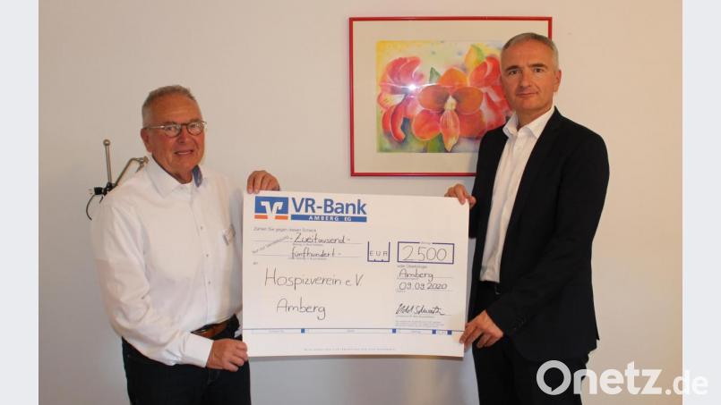 Landtagsabgeordneter Harald Schwartz (rechts) übergab dem Vorsitzenden des Hospizvereins Amberg, Georg Franz Fröhler (links), seine Spende in Höhe von 2500 Euro. Wichtig war es Schwartz, auch auf die bedeutende ehrenamtliche Arbeit des Vereins für die Gesellschaft hinzuweisen und diese öffentlich bekannter zu machen. Bild: Patrick Fröhlich/exb