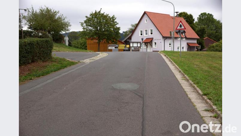 Eng kurvig und unübersichtlich ist die Straße durch Plößberg. Dennoch, viele fahren mit nicht angepasster Geschwindigkeit durch den Ort. Bild: bkr