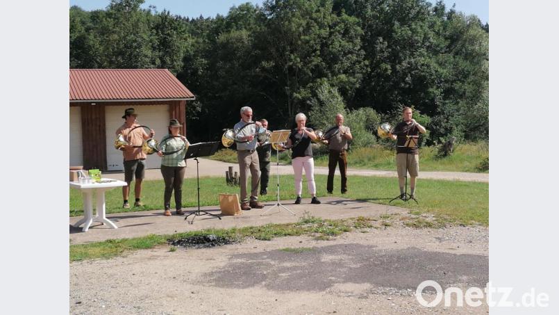 Beim Abschluss der Wild-, Wald- und Wiesenrallye der Jägerkameradschaft Auerbach glänzten auch die Jagdhornbläser mit einem gelungenen Auftritt. Bild: Jägerkameradschaft Auerbach/exb