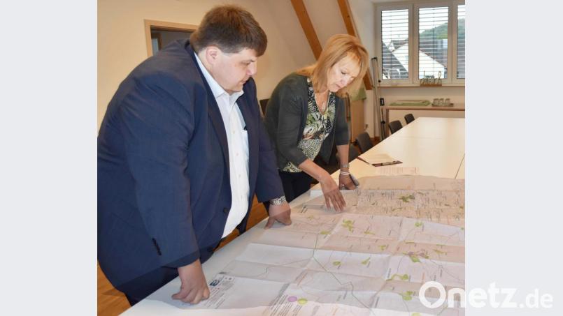 Die beiden Bürgermeister Dieter Dehling und Brigitte Bachmann studieren im Rathaus in Illschwang das entsprechende Kartenmaterial. Bild: no