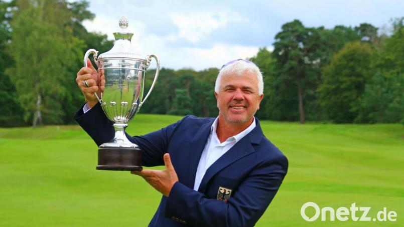 Der Golf-Bundestrainer zeigt den EM-Pokal: Ulrich Eckhardt aus Vohenstrauß ist mächtig stolz auf sein Herrenteam, das erstmals in der Geschichte des Deutschen Golf Verbandes Europameister wurde. Bild: PRESSEATELIER.DE