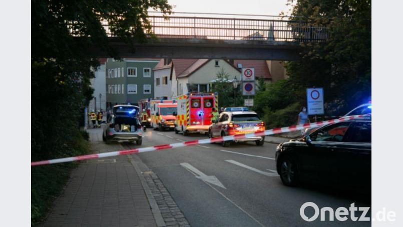 Streifenwagen der Polizei und Krankenwagen stehen auf einer Neumarkter Straße, die durch Flatterband abgesperrt ist. In einem Biergarten haben sich 30 Menschen leicht verletzt. Bild: vifogra/dpa