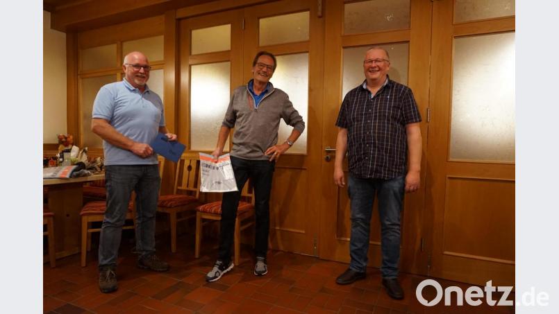 Eingerahmt von seinen beiden WSV-Vorstandsteamkollegen Sepp Zwick (links) und Helmut Kiesl (rechts) freut sich Herbert Killer über die Glückwünsche. Bild: eib