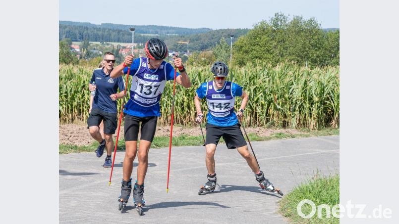 Nicht nur um den Gesamtsieg, auch auf den Positionen und den Altersklassenwertungen gab es spannende Zweikämpfe, wie hier zwischen den beiden Hirschauer Trainingspartnern Linus Uschold und Deniz Bothner. Bild: chl