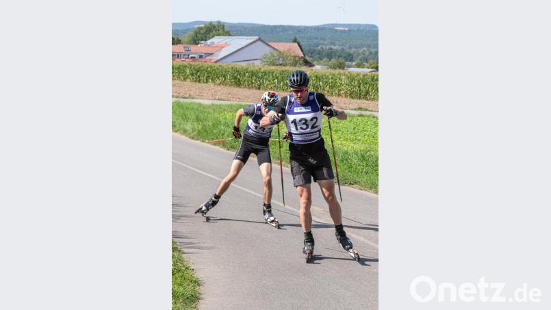 Bei den Herren setzte sich Sebastian Rohde (vorne) von SC Wüstenselbitz vor dem Hirschauer Vorjahressieger Jakob Lauerer durch. Die beiden lieferten sich bis in die letzte Runde ein spannendes Rennen, wobei der Oberfranke das glücklichere Ende für sich hatte. Bild: chl