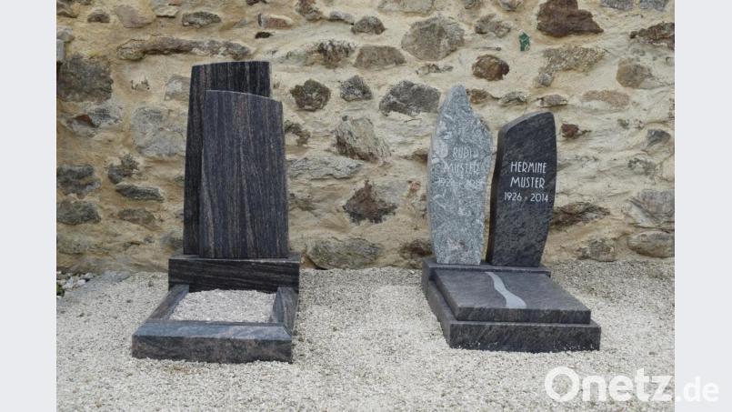 Zwei Gestaltungsbeispiele für Urnenerdgräber können im Trausnitzer Friedhof besichtigt werden. Bild: bnr