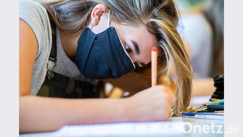 Eine Verlängerung der Maskenpflicht im Unterricht an Bayerns Schulen ist laut Kultusminister Michael Piazolo nicht geplant. Archivbild: Guido Kirchner/dpa