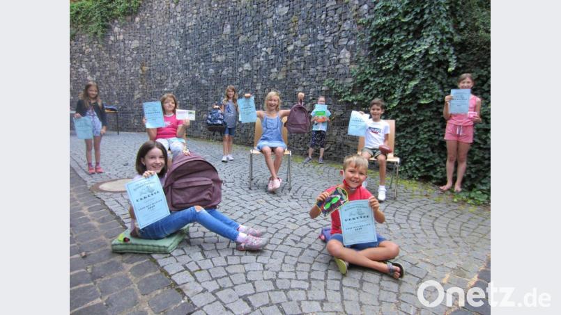 In Gruppen und im Freien wurden die Preise der Leseolympiade an die Kinder übergeben. Bild: adj