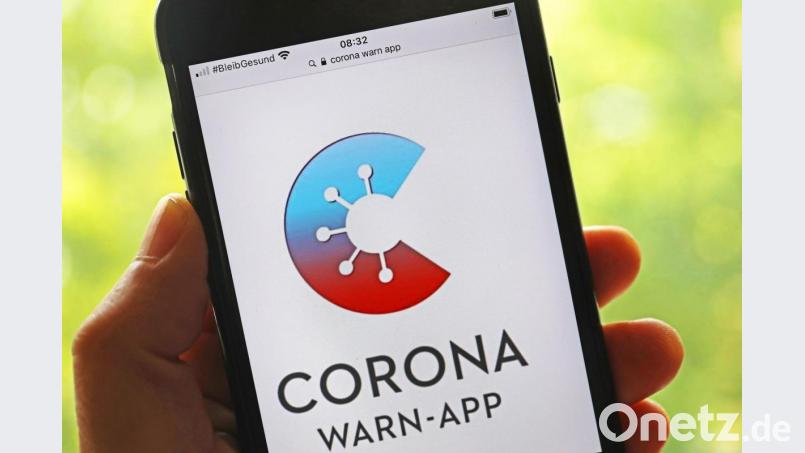 Die Corona-Warn-App informiert, wenn die Gefahr besteht, Kontakt mit einem Covid-19-Infizierten gehabt zu haben. Symbolbild: Oliver Berg/dpa