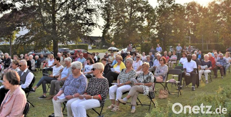 Bei wunderschönem Wetter kommen viele Gläubigen zum Gottesdienst, der im Freien stattfindet. Bild: rgr