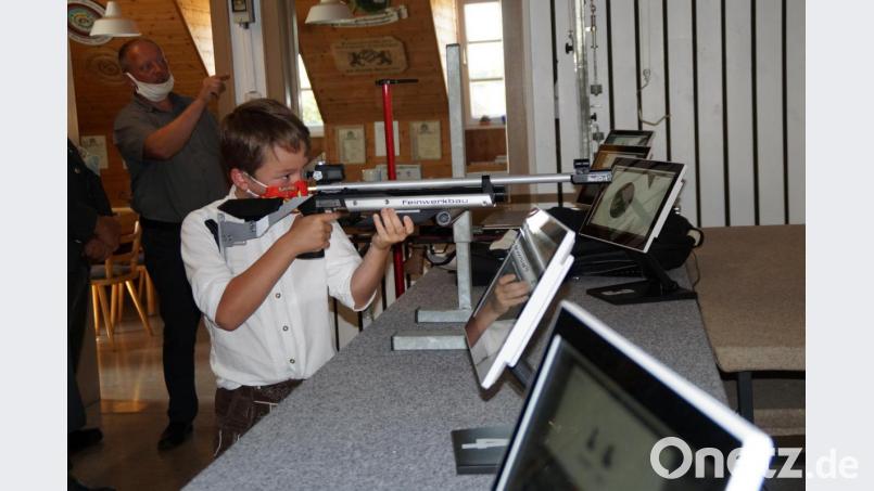 Jugendliche des Schützenvereins &quot;Freischütz&quot; führten die neue Anlage den Gästen vor. Bei einem festlichen Akt ist der neue digitale Schießstand in Betrieb genommen worden. Bild: wel