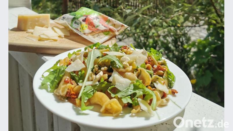 Mozzarella, Parmesan, getrocknete Tomaten und Rucola kommen in den mediterranen Nudelsalat. Bild: Heike Heindl