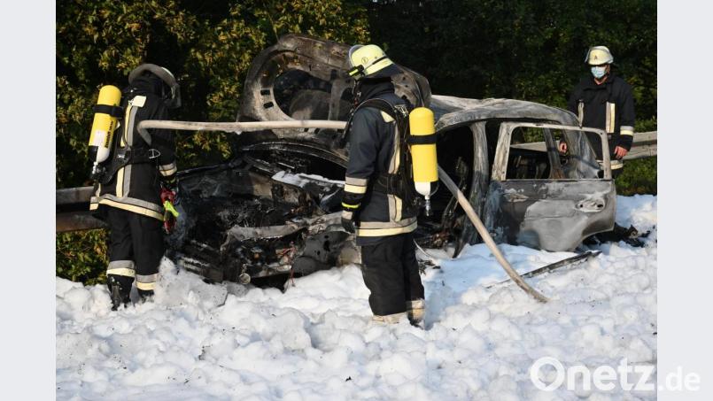 Bei einem Unfall am Samstag auf der B85 bei Gärmersdorf schleuderte ein Auto in die Leitplanke, fing Feuer und brannte aus. Bild: gf