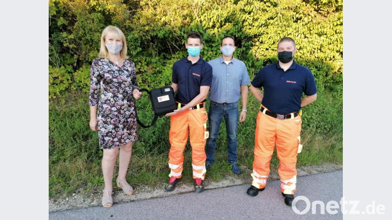 Bei der Übergabe (von links): Bürgermeisterin Brigitte Bachmann, Alexander Renner (HvO), Thomas Renner (Standortleiter) und Jonas Huber (HvO). Bild: exb