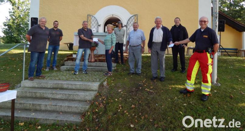 Zur Spendenübergabe versammelt sind (von links) eine dreiköpfige Abordnung der Michelfelder Blaskapelle mit Vorsitzendem Werner Meisel, Doris Graf und Gretl Joksch (beide Archeladen), Vorsitzender Wolfgang Meiler und Kassier Johann Schlegl (beide Freunde St. Magdalena), Militärdekan Alexander Prosche und Roland Löb (Helfer vor Ort Neuhaus). Bild: Stefan Egerer/exb