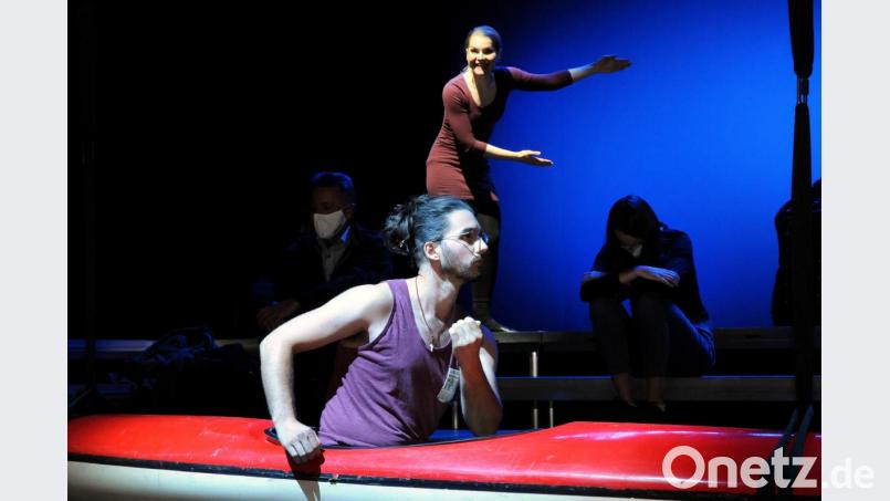 Skurrile Szenen wie diese prägen die aktuelle Inszenierung der Bühne Wumms: Eine Frau, die am Flussufer neben ihrem angelnden Mann malt, hätte am liebsten, der Kanufahrer würde kentern und ertrinken. Es wäre ein schönes Motiv, findet die Dame. Bild: Stephan Huber