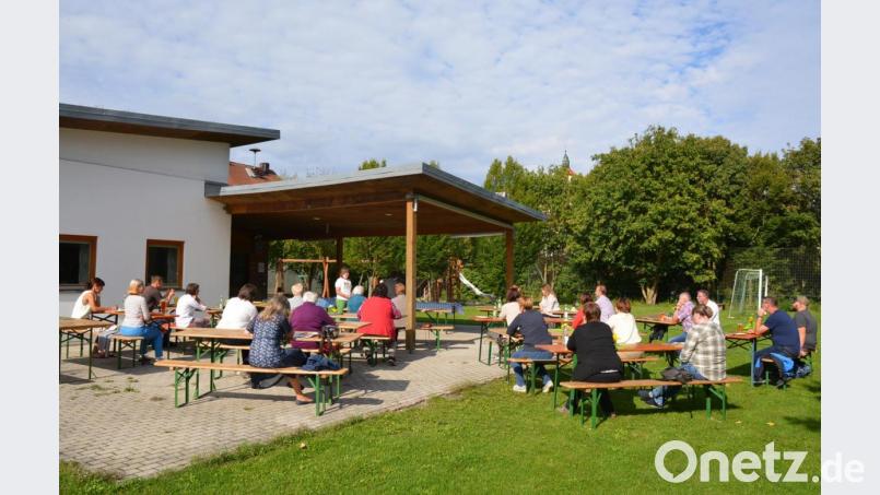 Eine Premiere war die Jahreshauptversammlung auf der Freifläche vor dem Gemeinschaftshaus bei herrlichem Spätsommerwetter. Bild: fdl
