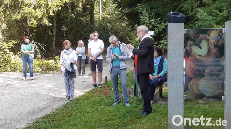 Zu einem ökumenischen Gottesdienst auf dem Waldbesinnungspfad „Resl von Konnersreuth“ hatte die Evangelische Kirchengemeinde Mitterteich um Pfarrer Martin Schlenk (rechts) eingeladen. Bild: Evang. Pfarramt Mitterteich/exb