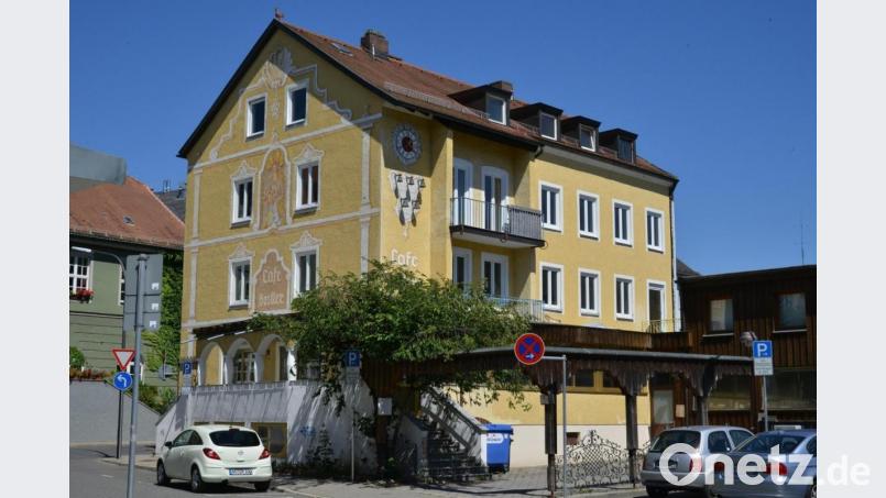 Vor fünf Jahren musste das frühere Café Dostler in der Goethestraße 3 dem Einkaufscenter NOC weichen. Das historische Glockenspiel samt Uhr wurde gerettet und hängt heute an der NOC-Fassade. Archivbild: Petra Hartl