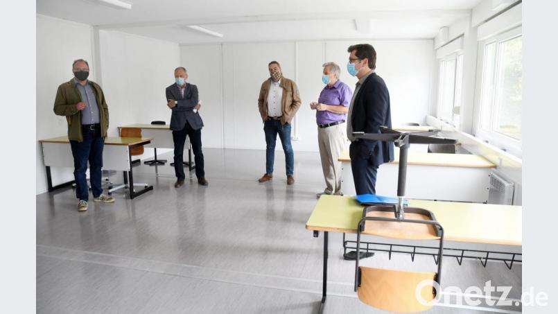 Vor Ort Termin mit (von links) Projektleiter Tobias Dietl, Rektor Heribert Zeis, Konrektor Robert Wittmann, Lehrer Sigrud Lilgl und Baudezernent Oliver Seidel. Bild: Gabi Schönberger