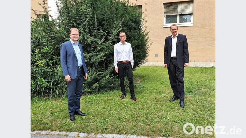 Daniel Weiß (rechts) ist neuer Geschäftsführer der Asklepios Orthopädischen Klinik Lindenlohe. Mit im Bild: Dr. Joachim Ramming (Mitte) und Vorgänger Marius Aach (links). Bild: Cindy-Mara Schumann/exb