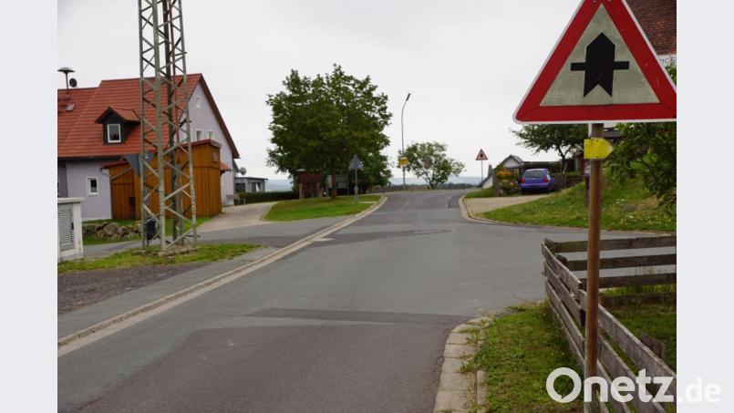 Eng kurvig und unübersichtlich ist die Straße durch Plößberg. Dennoch, viele fahren mit nicht angepasster Geschwindigkeit durch den Ort. Bild: bkr