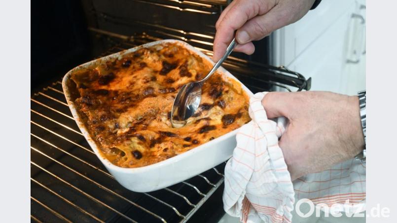 Die Lasagne kommt zum Überbacken in den Ofen. Sie ist fertig, wenn sich eine goldbraune Kruste gebildet hat. Bild: Gabi Schönberger