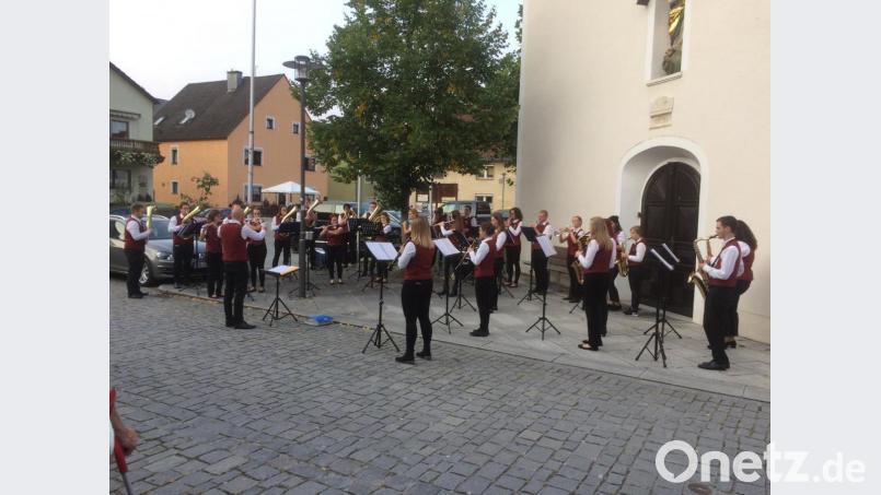 Die kleine Abendserenade lässt die Menschen trotz Corona-Abstand näher zusammenrücken. Die Blaskapelle St. Georg hatte auf den Marktplatz in Rieden eingeladen. Bild: bö