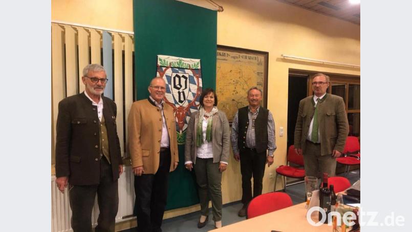 Wechsel an der Spitze der Jägerkameradschaft Auerbach (von links): Dieter Möller übergibt an den neuen Vorsitzenden Anton Fuchs, dessen Stellvertreterin Gabriele Schleicher löst Heinrich Krodel ab. Rechts der Bezirksvorsitzende des Bayerischen Jagdverbands, Alexander Flierl. Bild: cs