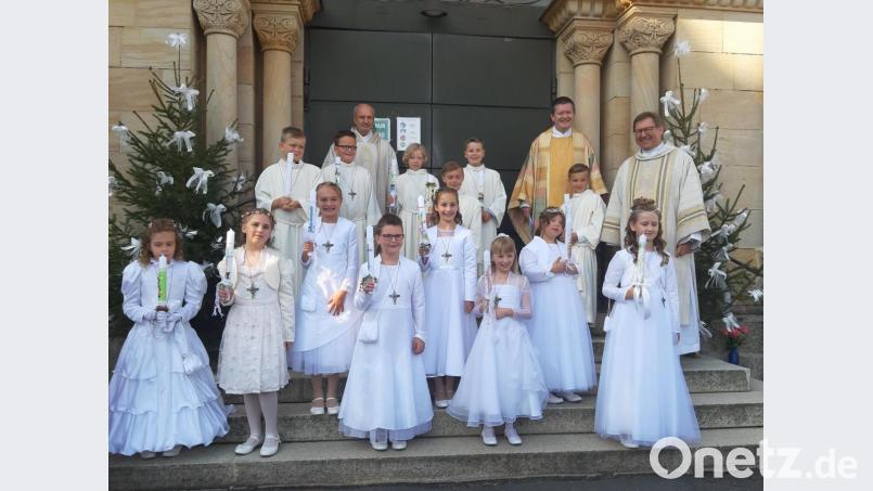 Acht Mädchen und sechs Buben aus der Pfarreiengemeinschaft Fichtelberg/Mehlmeisel gingen am Sonntag in der Pfarrkirche in Mehlmeisel erstmals zum Tisch des Herrn. Bild: gis