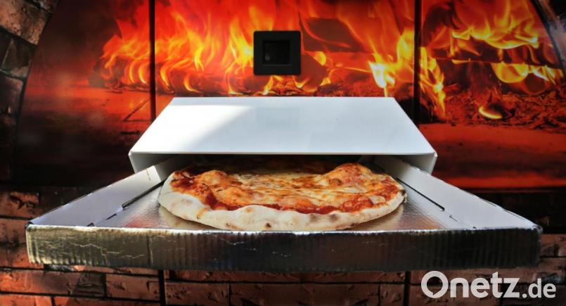 Die Pizzen gibt es in Altendorf heuer vom Ofen direkt ins Auto. Symbolbild: Karl-Josef Hildenbrand/dpa