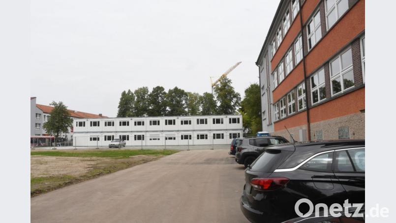 Die neuen Container vor der Pestalozzi-Mittelschule in Weiden sind für die Schulleitung eine große Erleichterung. Bild: Gabi Schönberger
