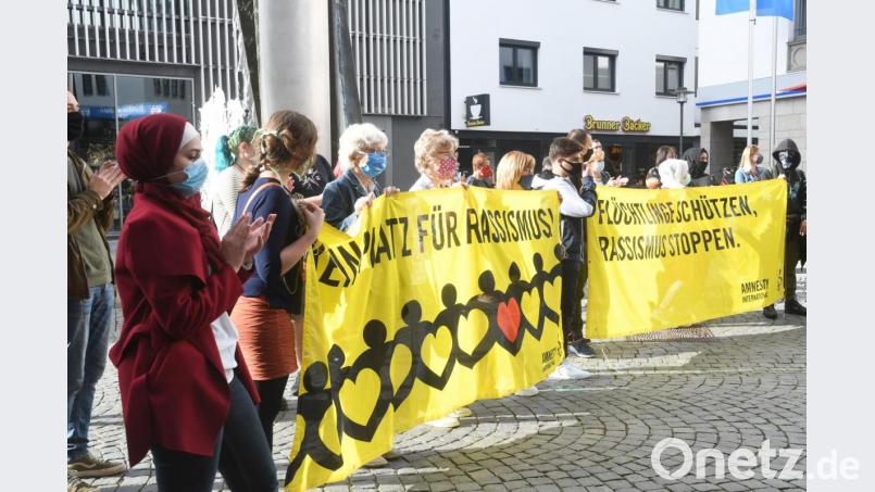 Vor dem Weidener NOC sprachen sich vergangenen Donnerstag rund 20 Demonstrierende für die Aufnahme von Geflüchteten aus Moria aus. Archivbild: Gabi Schönberger