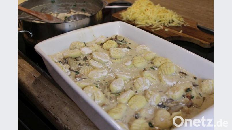 Die Gnocchi werden abwechselnd mit der Soße geschichtet. Oben drauf kommt der geriebene Käse. Bild: Matthias Würfl