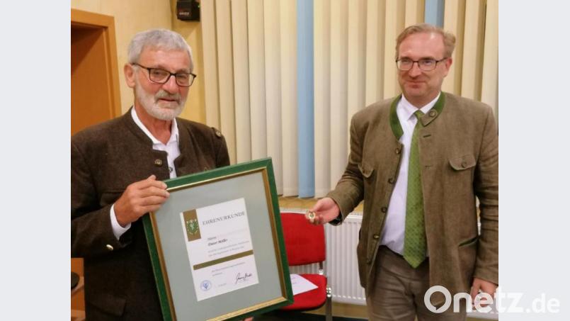 Die höchste Auszeichnung, der der Bayerische Jagdverband zu vergeben hat, das Ehrenzeichen in Gold, nimmt der langjährige Vorsitzende Dieter Möller (links) aus den Händen des Bezirksvorsitzenden Alexander Flierl entgegen. Bild: cs