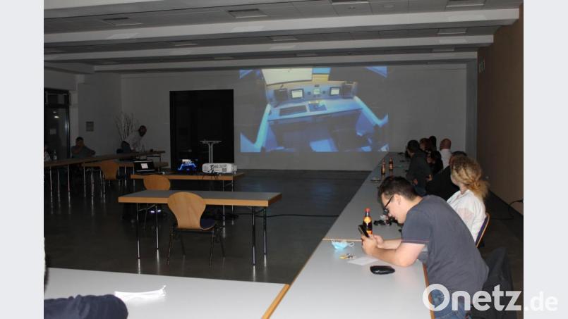 Ein extra eingerichtetes W-LAN Netz sorgt für die Übertragung von Bild und Ton aus dem Fahrzeug vor in den Unteren Saal in der Stadthalle. Bild: fks