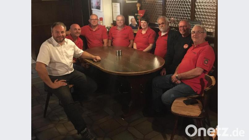 Die Führungsmannschaft des 1. FCN-Fanclubs Zur Linde Kleinfalz bilden (von links) Thomas Weisenberger, Mike Schulz, Mario Glonner, Reinhold Reger, Kerstin Freiberger, Wolfgang Berndt, Hans Falk und Jochen Weiß. Bild: exb